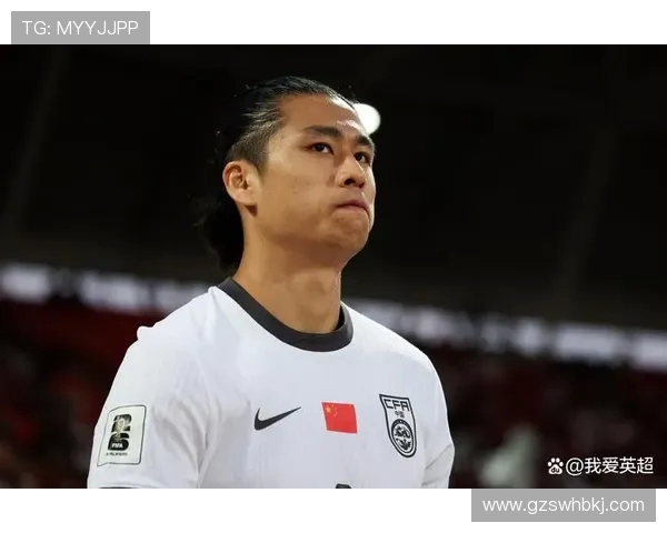 《从草根到巨星：探索足球运动员背后的奋斗与荣耀》