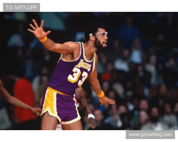 卡里姆·阿布杜尔-贾巴尔:篮球历史中的传奇巨星与文化象征 卡里姆·阿布杜尔-贾巴尔:篮球历史中的传奇巨星与文化象征